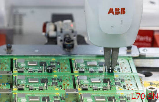 ABB 机器人在生产线上为树莓派个人电脑安装元件