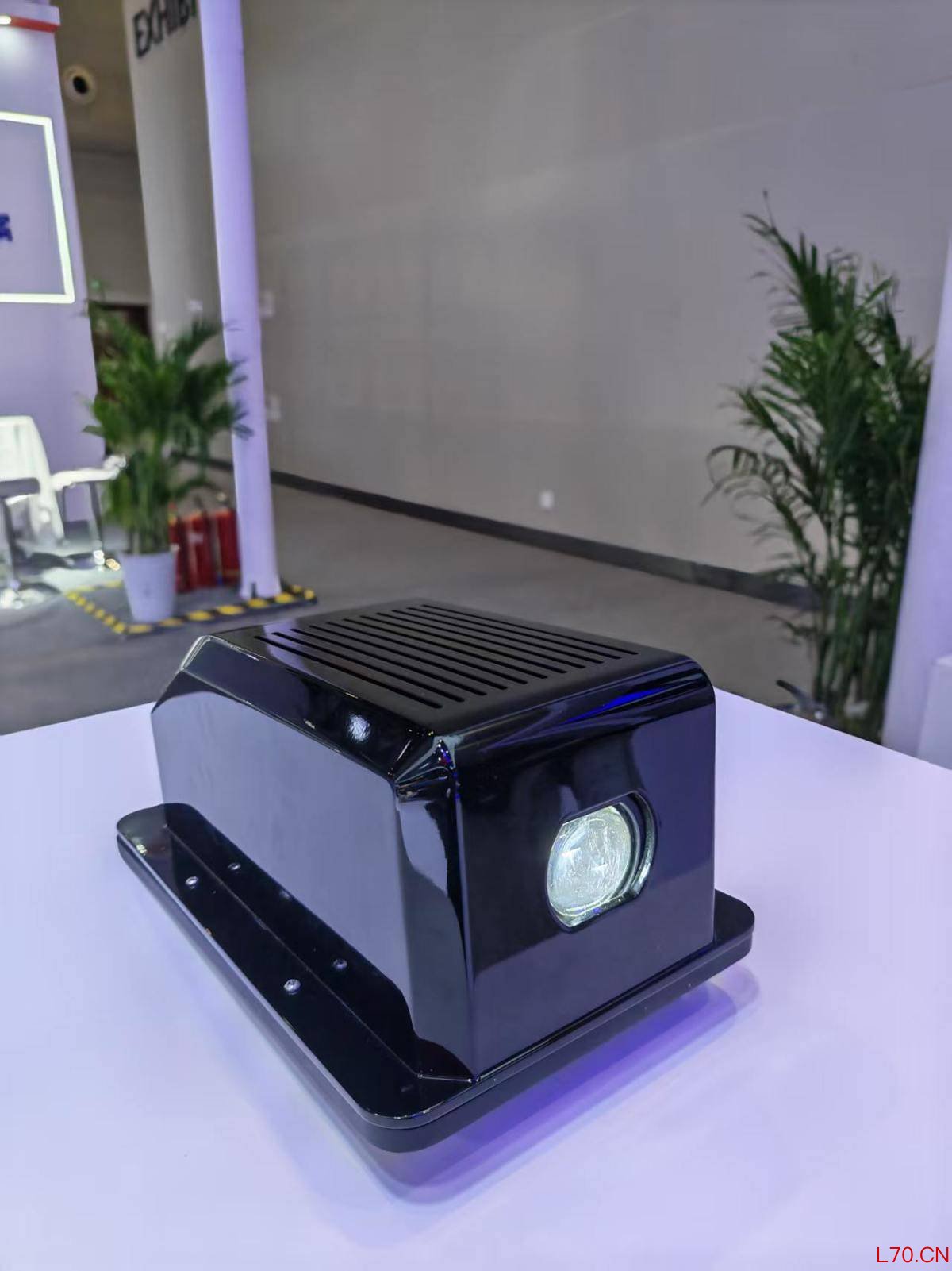 2026九峰山论坛星曦光展台上展示的车灯光源模组。（湖北日报全媒记者 马文俊 摄）