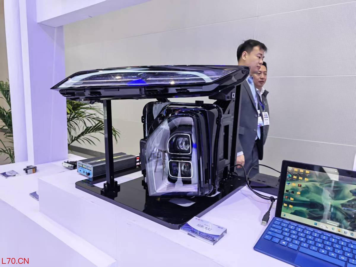 2026九峰山论坛星曦光展台上的车灯。（湖北日报全媒记者 马文俊 摄）