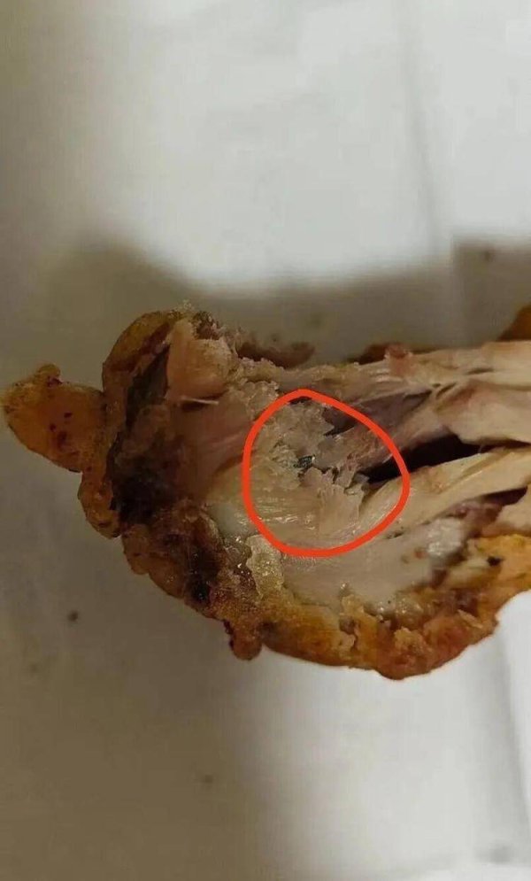 女子问AI如何“碰瓷”，一周内以吃出铁丝为由索赔3家炸鸡店