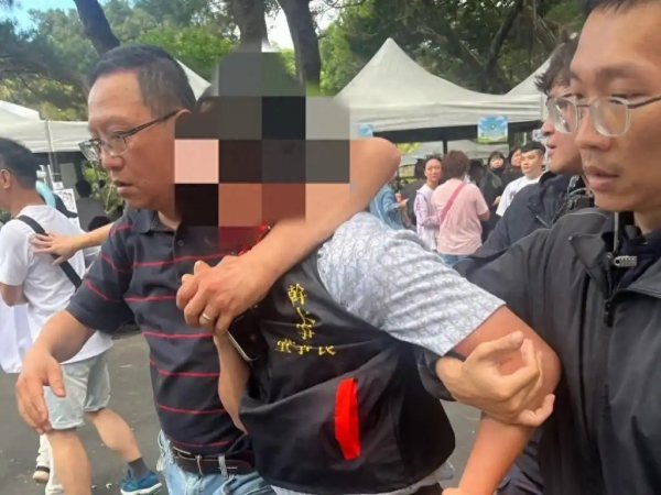 柯文哲遭亲绿网红蛋袭，吴怡萱气炸喊话蒋万安：根治“鼠辈”